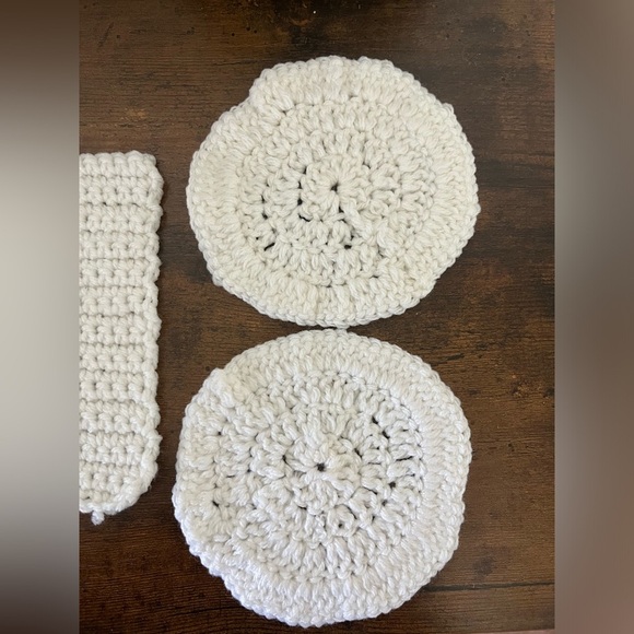 White crochet pot holders, never used. - Picture 3 of 6